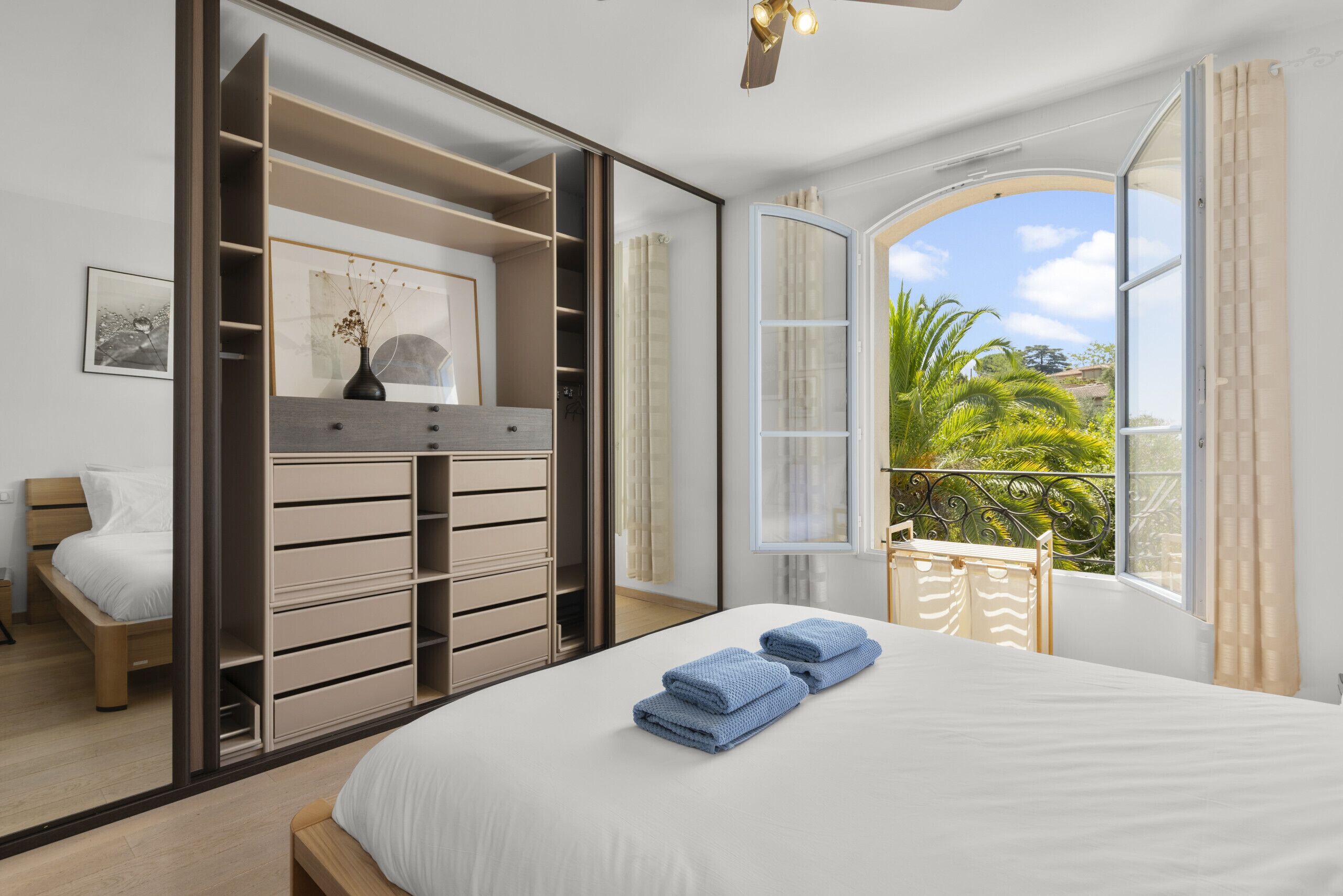 4 slaapkamers, een strijkplank/strijkijzer, gratis wifi, beddengoed