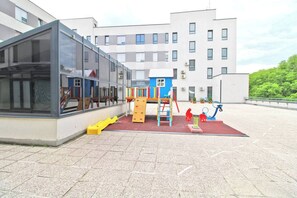 Et legeområde for børn med rutsjebane, klatrestrukturer og gyngestativ.