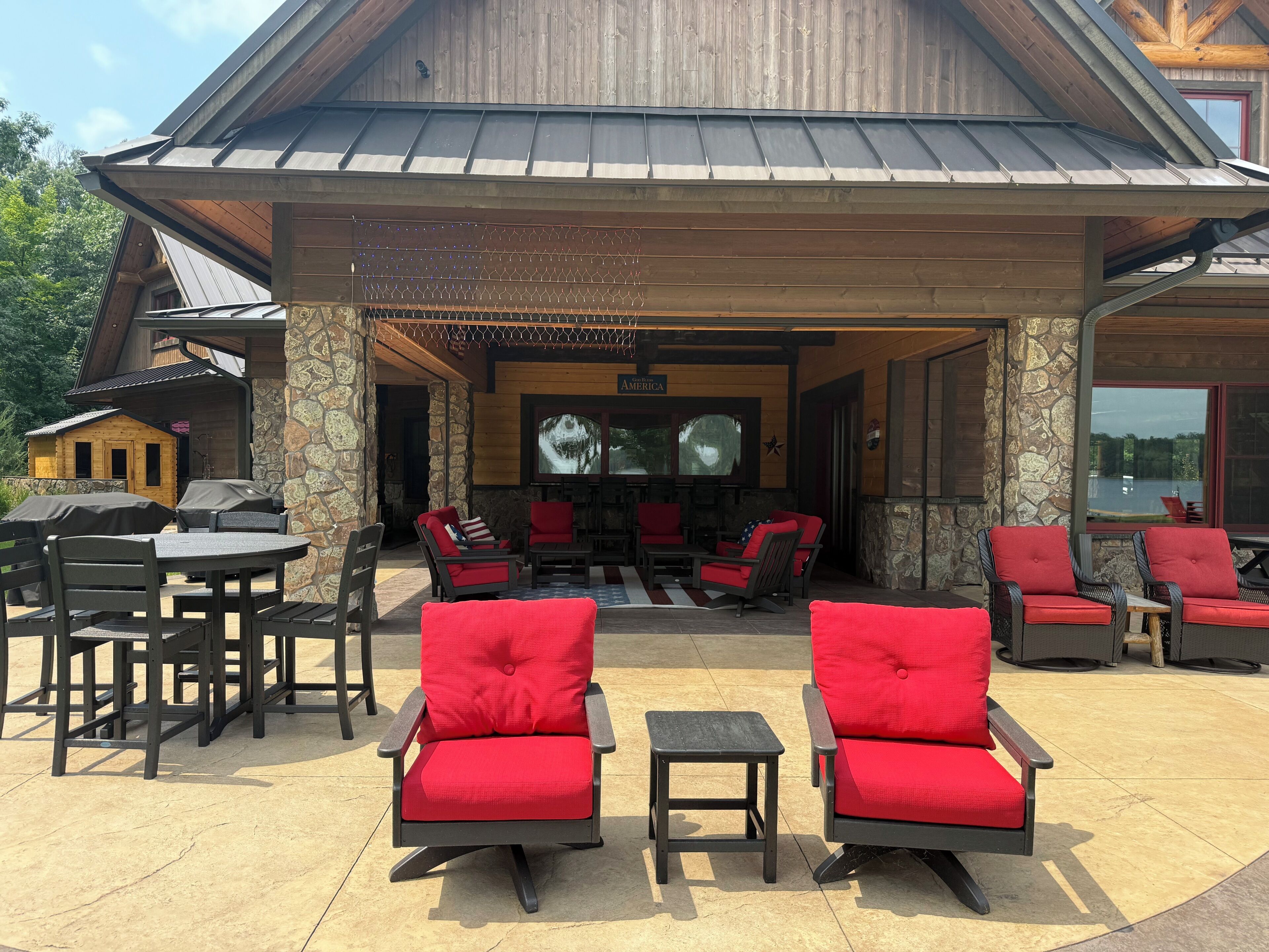 Un espace extérieur aménagé avec une terrasse, des sièges et un barbecue.