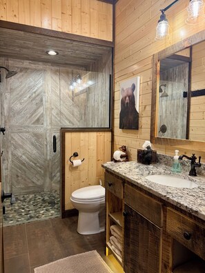 Shower, hair dryer, towels, soap - Spacious 5-bedroom lodge on Bone Lake with 2 guest cabins, pickleball and sauna. (Milltown)