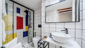 A modern bathroom with a white sink, a mirror, and a shower enclosure. - Suite Mondrian 100m from Biennale - Canal View (Venezia)