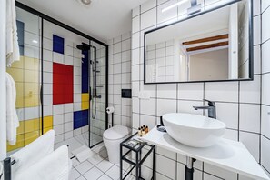 A modern bathroom with a white sink, a mirror, and a shower enclosure. - Suite Mondrian 100m from Biennale - Canal View (Venezia)