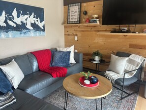 Living area - Tees & Skis Condo-Gaylord Michigan's 4 Season Escape (Gaylord)