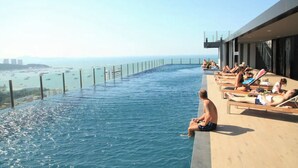Appart'hôtel, 2 chambres, accessible aux personnes à mobilité réduite, fumeurs | Piscine | Piscine extérieure