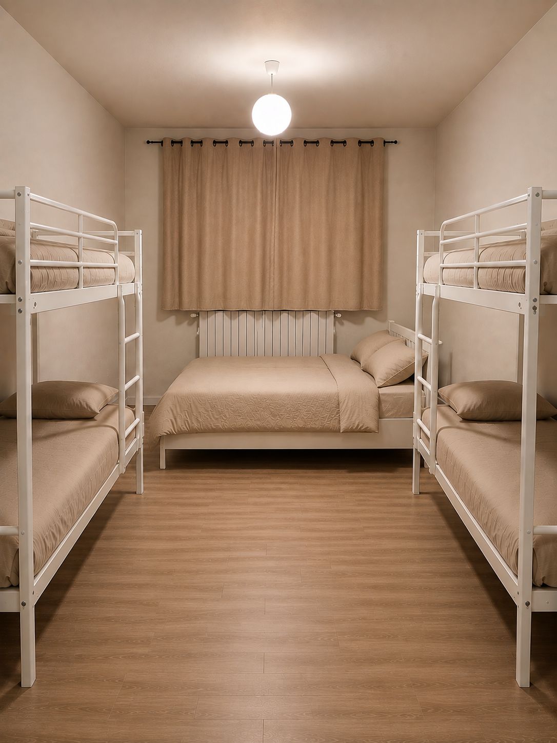Une chambre avec des lits superposés, une fenêtre avec des rideaux et un luminaire au plafond.