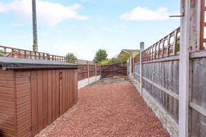 A stable with a gravel floor and wooden fences. - Spacious 3-Bed Home in Wellington | Sleeps 5 - Pass the Keys (Telford)