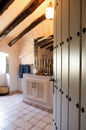 Shower, towels, soap, toilet paper - Luxurious, exclusive B&B for a Zen-like vacation surrounded by nature (El Marchal)