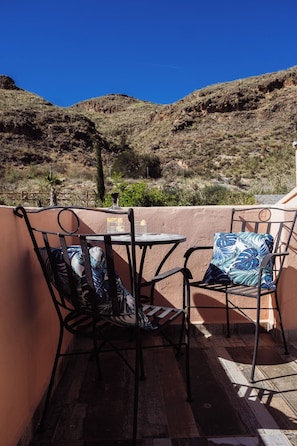 Outdoor dining - Luxurious, exclusive B&B for a Zen-like vacation surrounded by nature (El Marchal)