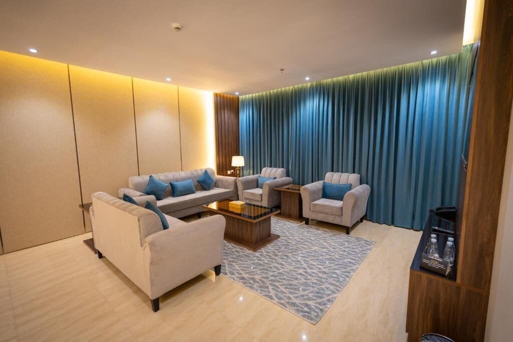 Una sala de estar moderna con un conjunto de sofá, una mesa de centro y una mesita auxiliar.