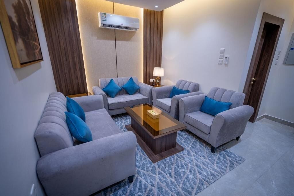 Una sala de estar moderna con dos sofás, una mesa de centro y una lámpara.