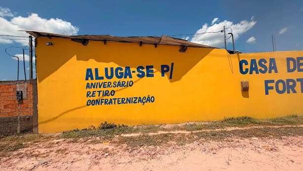 Pared amarilla con texto que anuncia un evento de aniversario y jubilación.