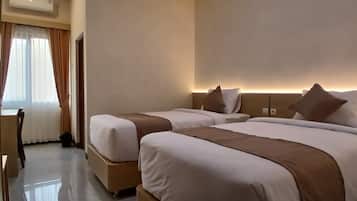 Twin Room | Desk, laptop workspace, iron/ironing board (on request), WiFi (free)
