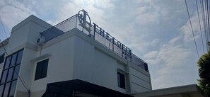 Un edificio moderno con un balcón destacado y un cartel que dice 'ELLE'.