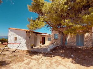 Exterior - A stone retreat 40m from the sea, in a private 1,200m² estate on Aegina island. (Aegina)