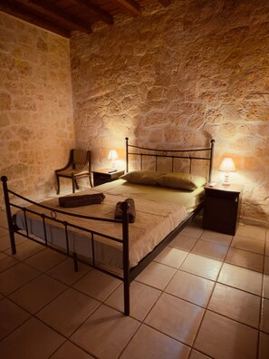 Room - A stone retreat 40m from the sea, in a private 1,200m² estate on Aegina island. (Aegina)