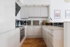 Apartemen | Dapur pribadi | Lemari es, kompor, ketel listrik, dan peralatan masak/sendok-piring