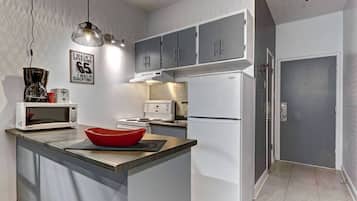 Coffee/tea maker, fridge, microwave, oven