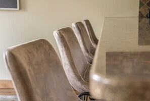 Een eettafel met stoelen.