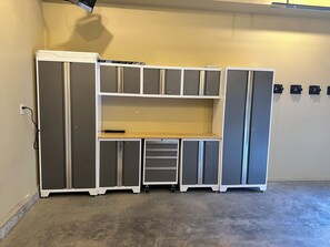 Een kamer met een ingebouwd bureau, planken en een stopcontact.