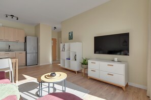 Un appartamento moderno con cucina, zona pranzo e soggiorno.