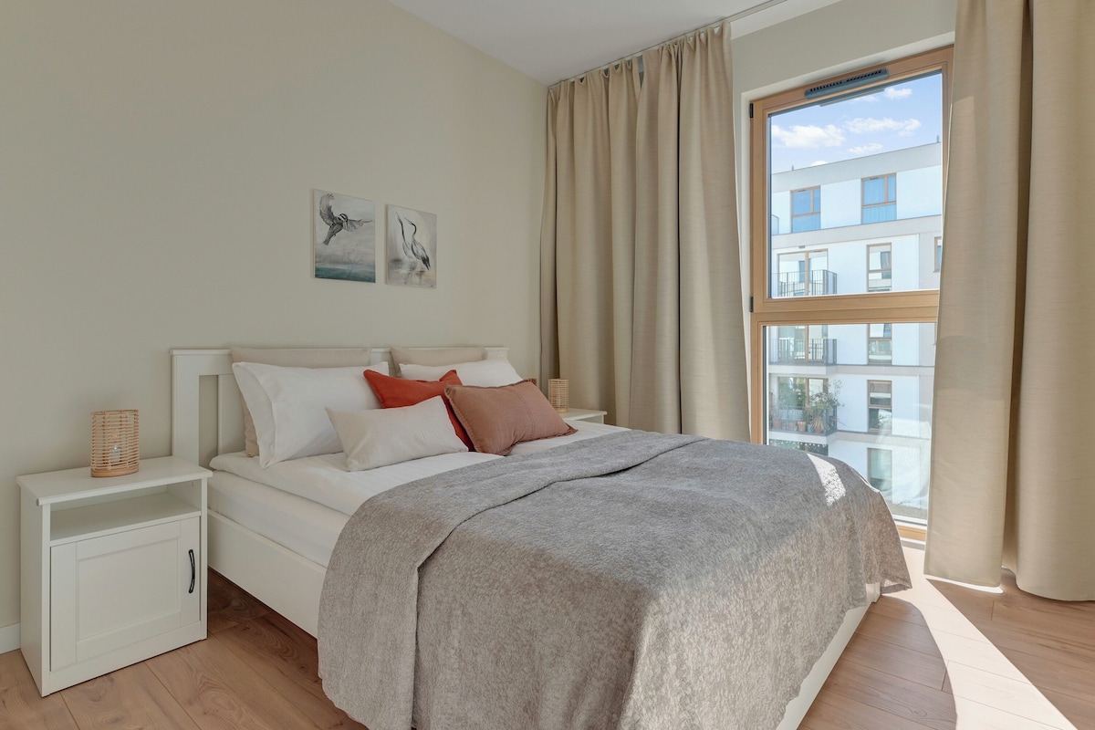 Ropa de cama de alta calidad y espacio para trabajar con laptop 