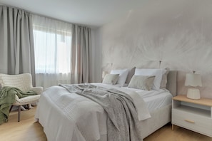 Ropa de cama de alta calidad y espacio para trabajar con laptop 