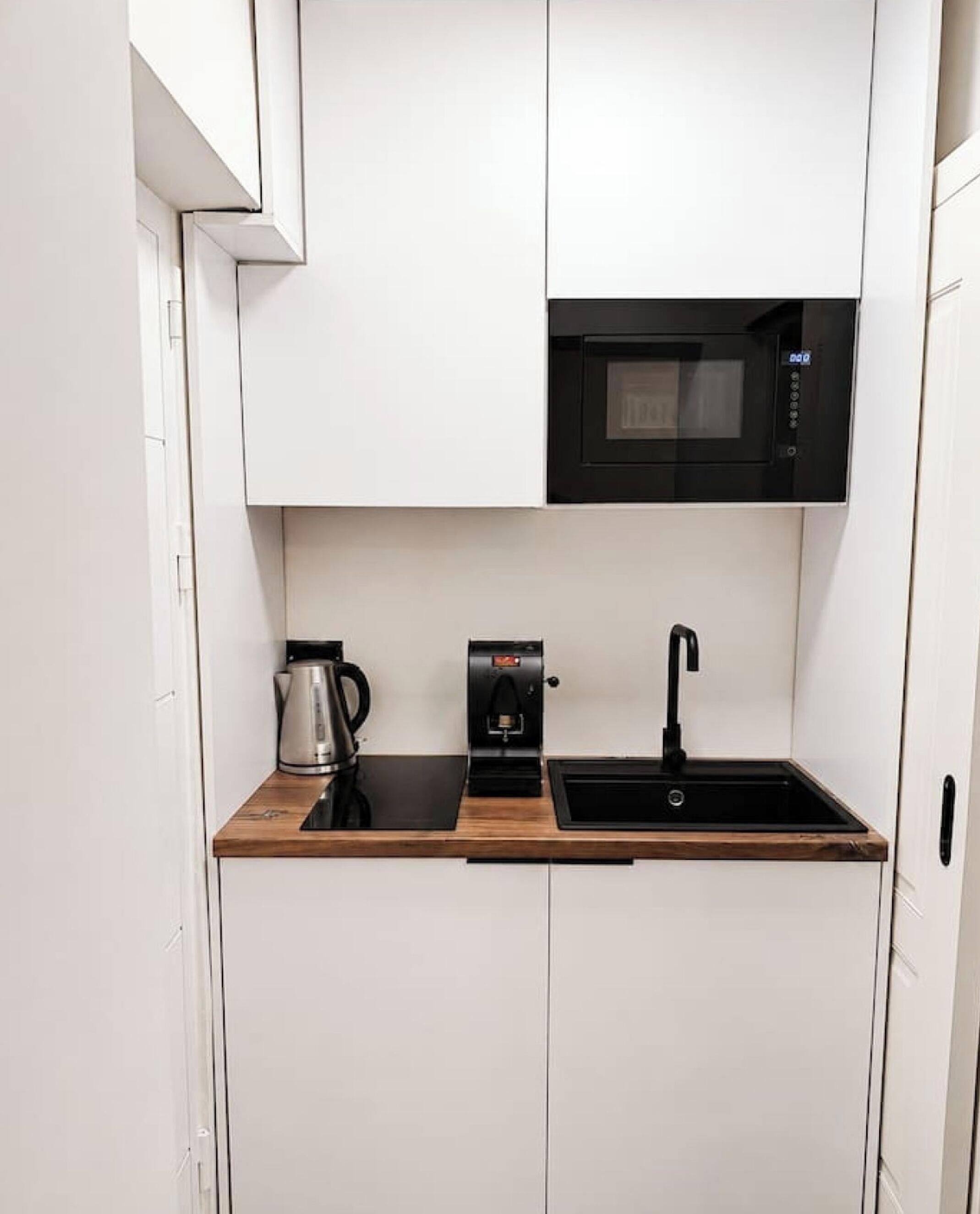 Een koffiezetapparaat/waterkoker, een koelkast