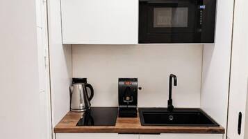 Een koffiezetapparaat/waterkoker, een koelkast