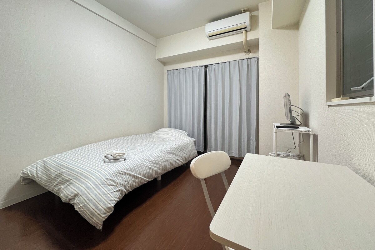 Basic-Dreibettzimmer | Schreibtisch, laptopgeeigneter Arbeitsplatz, kostenloses WLAN