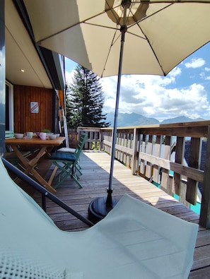 Outdoor dining - The Horizon & Sunset Chalet (Ustou)