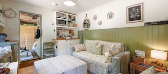 Demoiselle - a holiday let that sleeps 2 guests in 1 bedroom