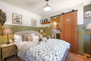 WiFi, bed sheets - Demoiselle -  a holiday let that sleeps 2 guests  in 1 bedroom (Burwash)