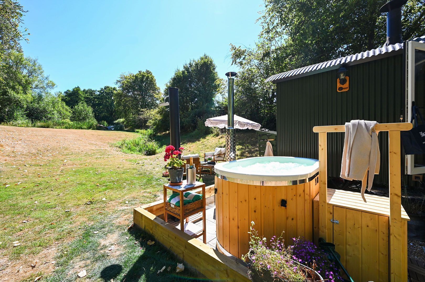 Outdoor spa tub