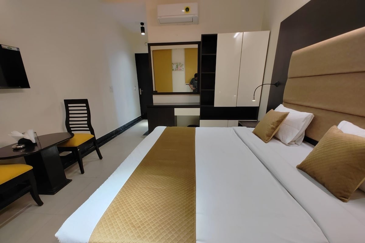 Desk, laptop workspace, WiFi (free)