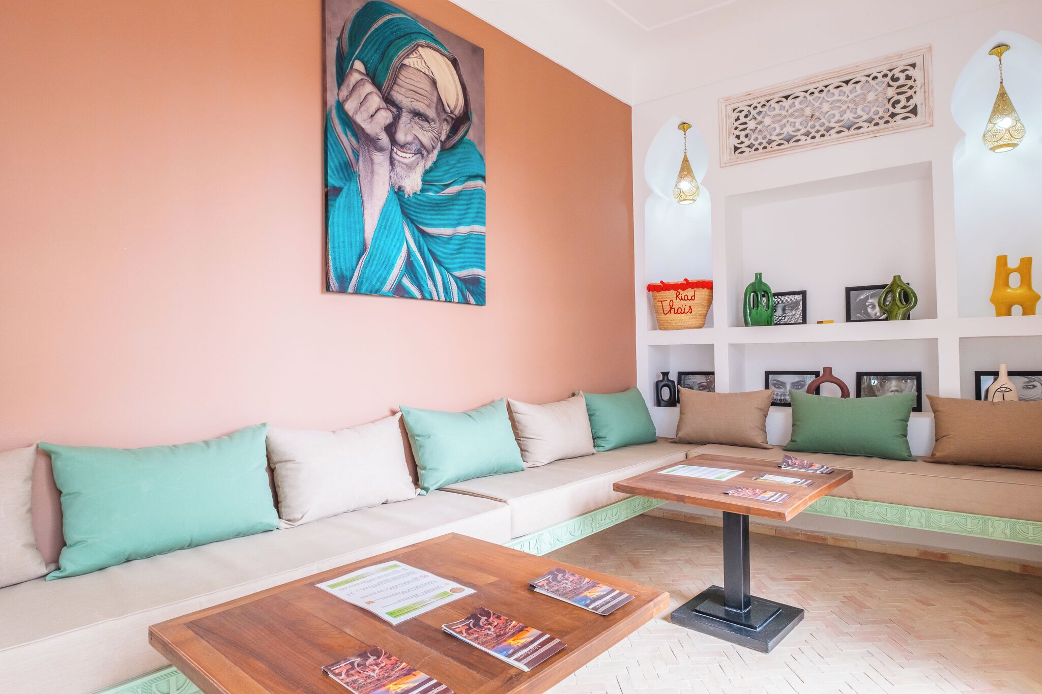Un soggiorno moderno con un divano, un tavolino da caffè e opere d'arte alle pareti.