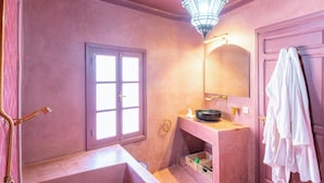 Superior-Suite, Blick auf den Innenhof | Badezimmer | Haartrockner, Handtücher