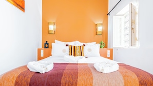 Junior-Suite, Blick auf den Innenhof | Bügeleisen/Bügelbrett, kostenloses WLAN