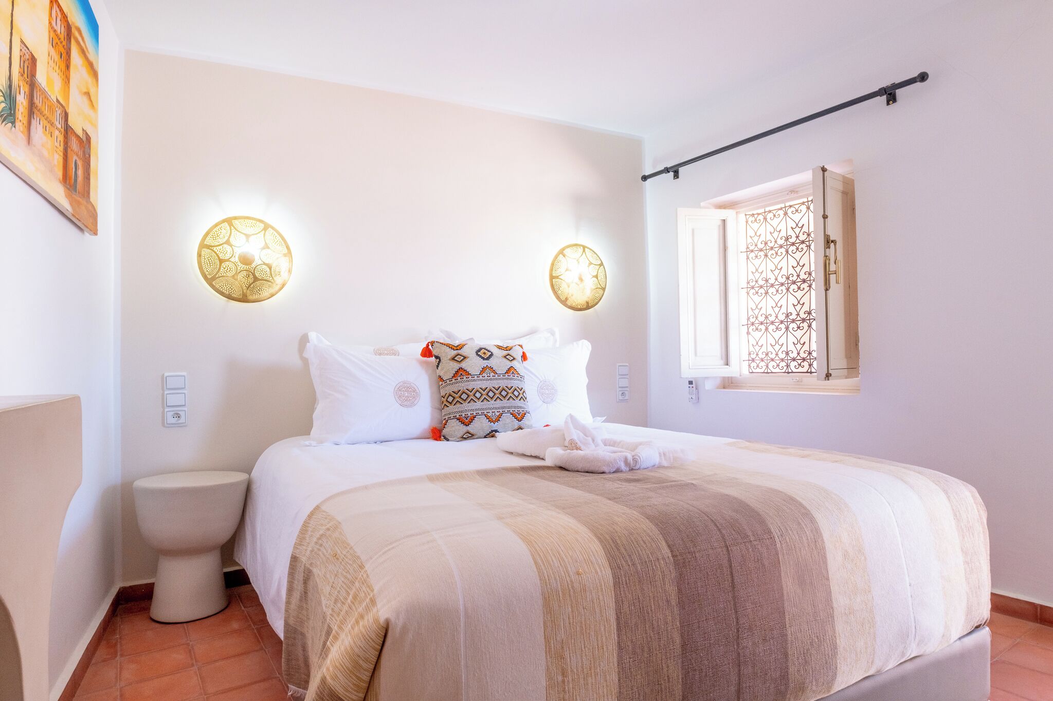 Chambre Jasmin | Premium bedding, blackout drapes, iron/ironing board (on request)