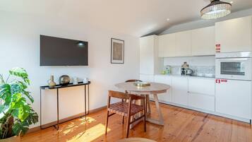 Een koffiezetapparaat/waterkoker, een koelkast, een microgolfoven