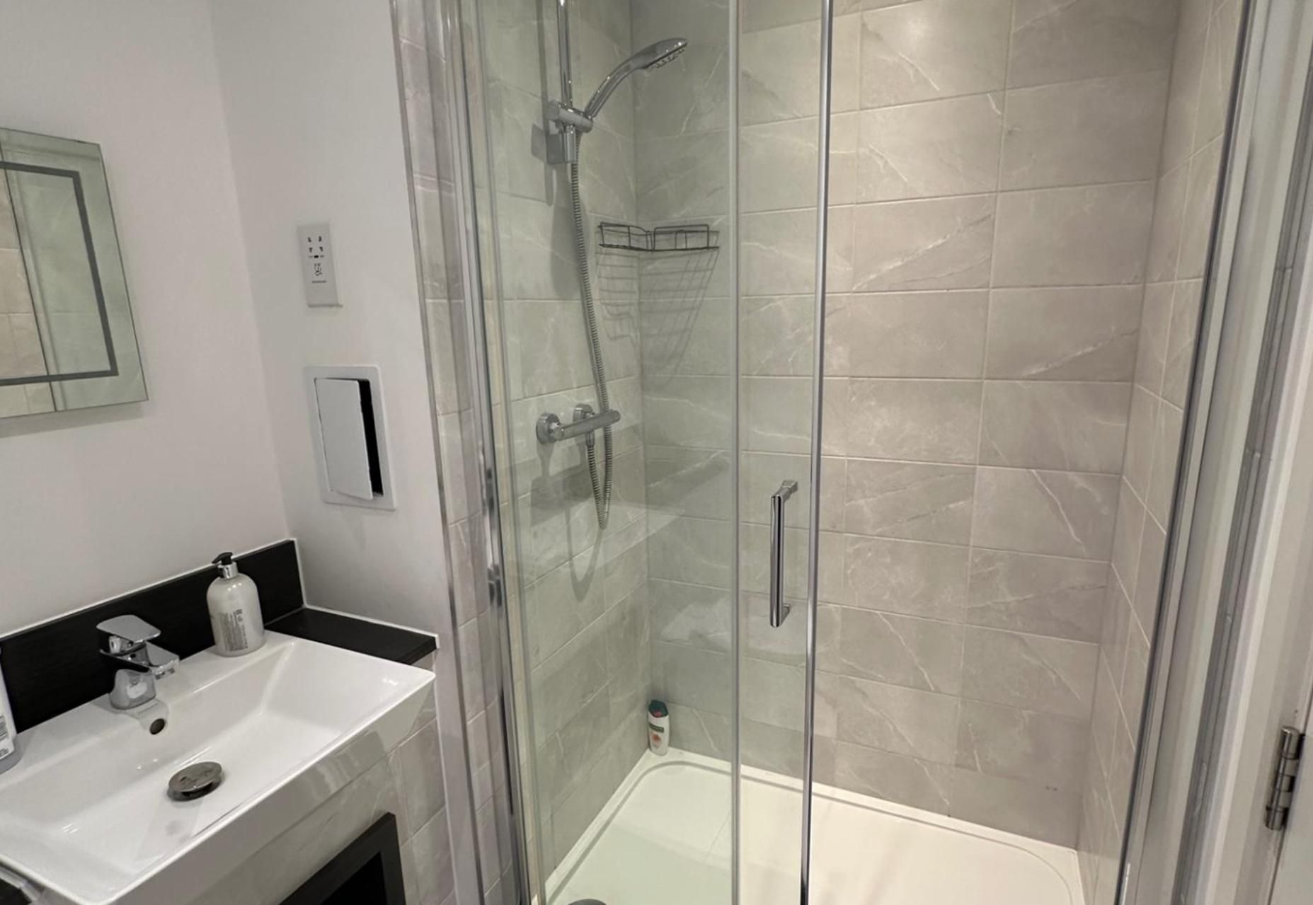 Douche, sèche-cheveux, serviettes fournies