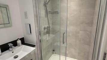 Douche, sèche-cheveux, serviettes fournies