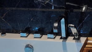 Dusche, Whirlpool, Haartrockner, Handtücher