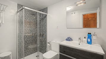 Een douche, een haardroger, handdoeken