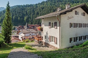 Un bâtiment portant une enseigne « Dulecka », indiquant qu’il s’agit d’un hôtel ou d’un établissement proposant des hébergements.