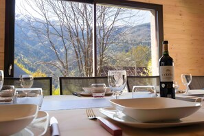 Dining - Chalet la Grange aux 7 Marmottes – Renovated Alpine Barn, Sauna, Sleeps 15, Mountain Views (Saint-Alban-des-Villards)