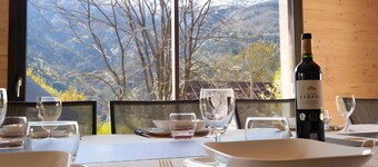 Chalet la Grange aux 7 Marmottes – Renovated Alpine Barn, Sauna, Sleeps 15, Mountain Views