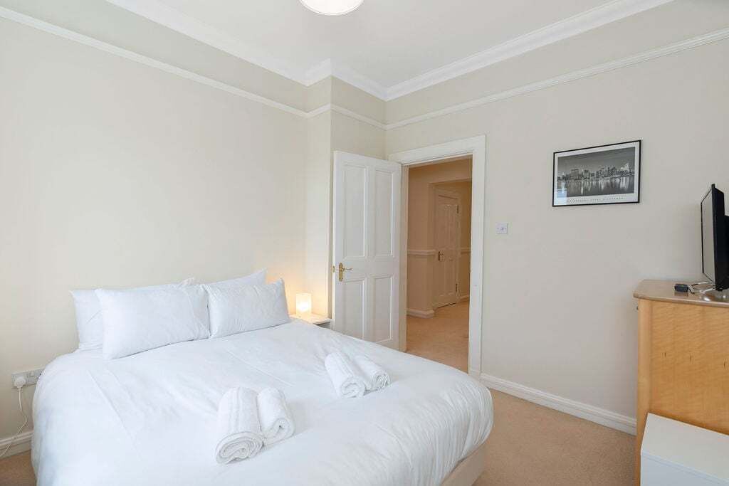 Desk, iron/ironing board, Internet, bed sheets