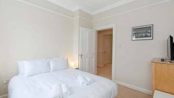 Desk, iron/ironing board, Internet, bed sheets