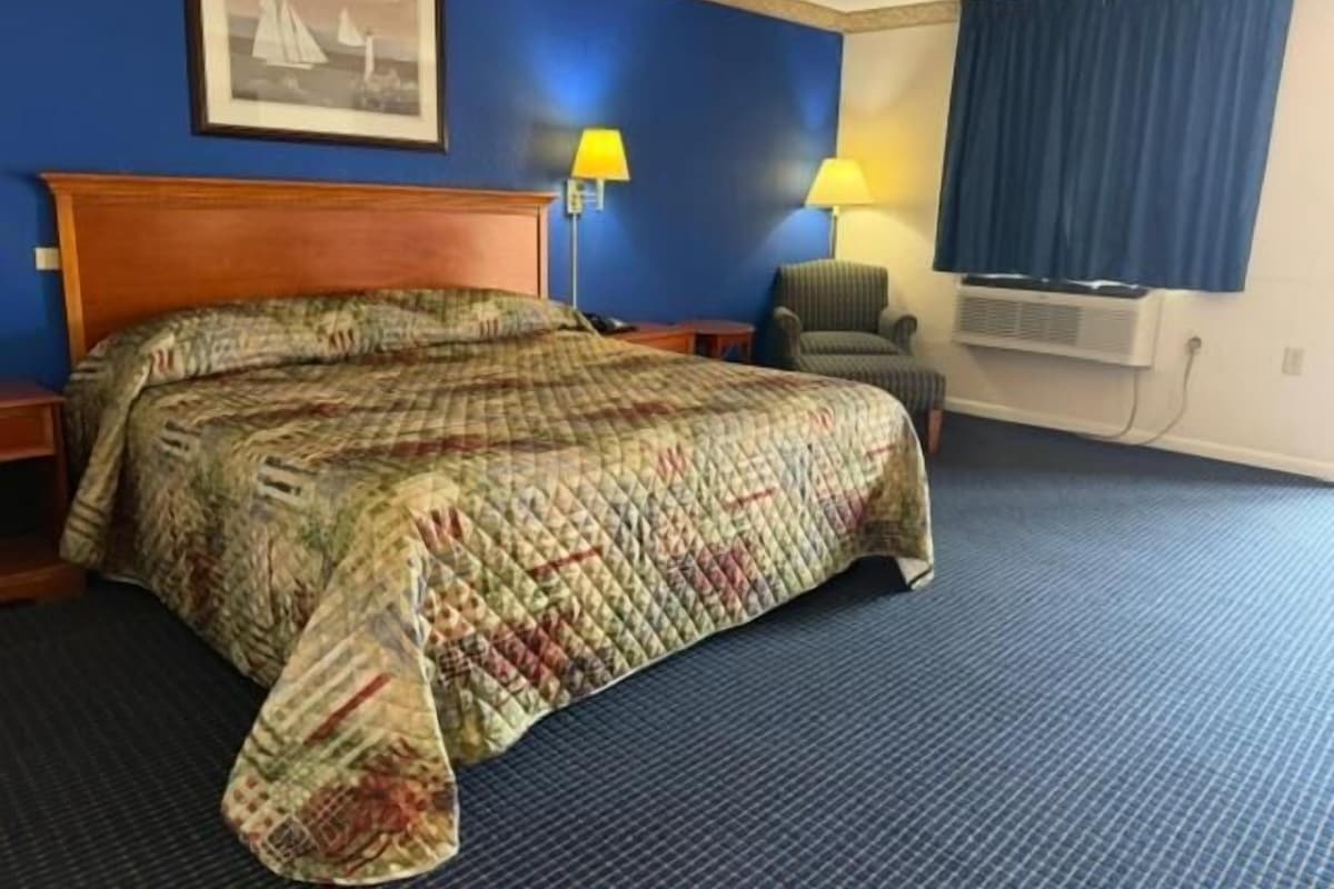 Desk, laptop workspace, free WiFi, bed sheets
