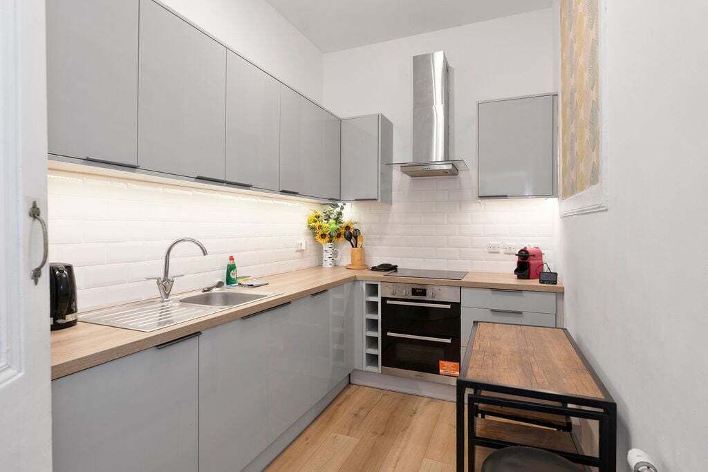 Coffee/tea maker, fridge, oven, toaster